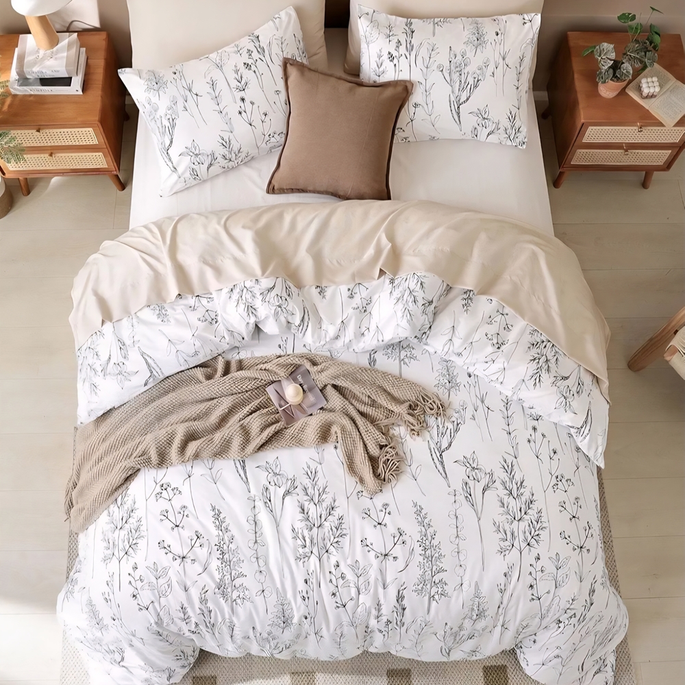 Black and White Comforter Set (1 Pillow Case & 1 Comforter)